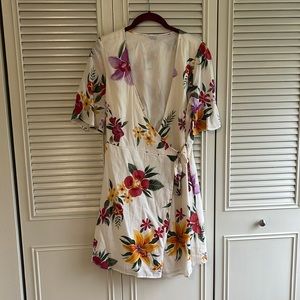 Old navy wrap dress. Size small. Cream with tropical flowers.